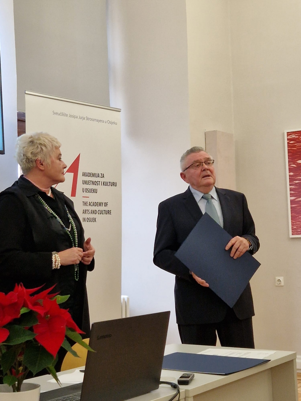 Zdravku Ronku uručeno posebno priznanje zaslužnika Akademije za umjetnost i kulturu u Osijeku