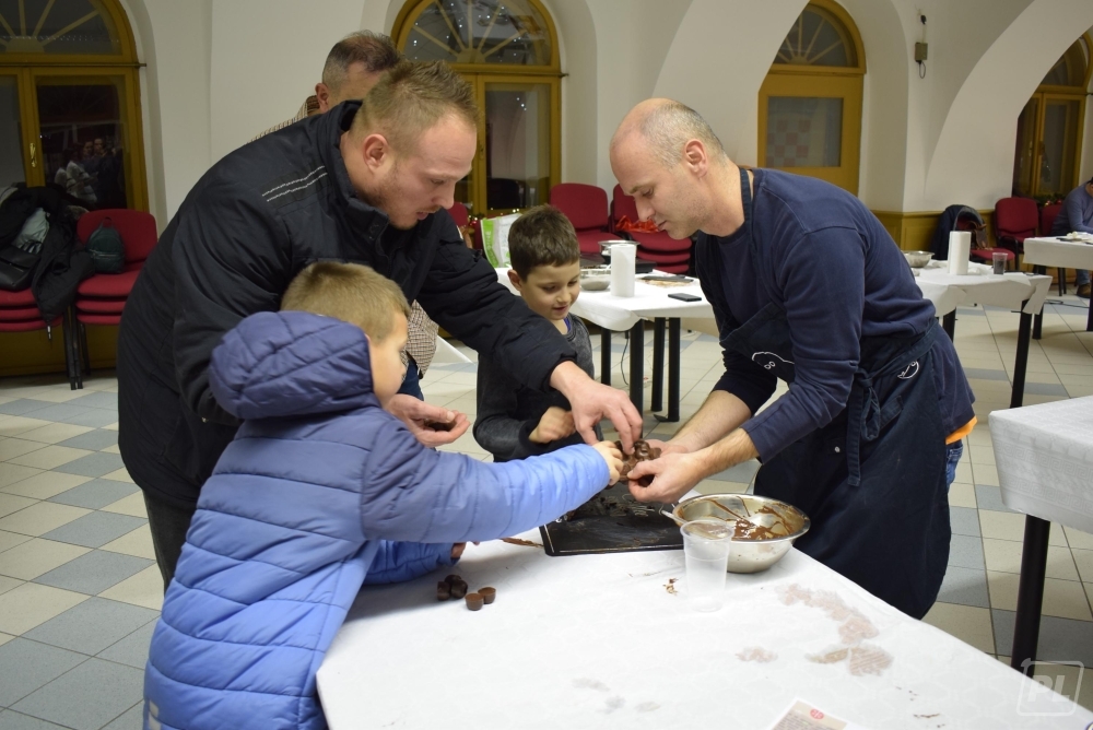 ČOKOLADNA RADIONICA: Pakračani se okušali u izradi pralina