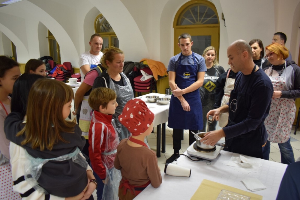 ČOKOLADNA RADIONICA: Pakračani se okušali u izradi pralina