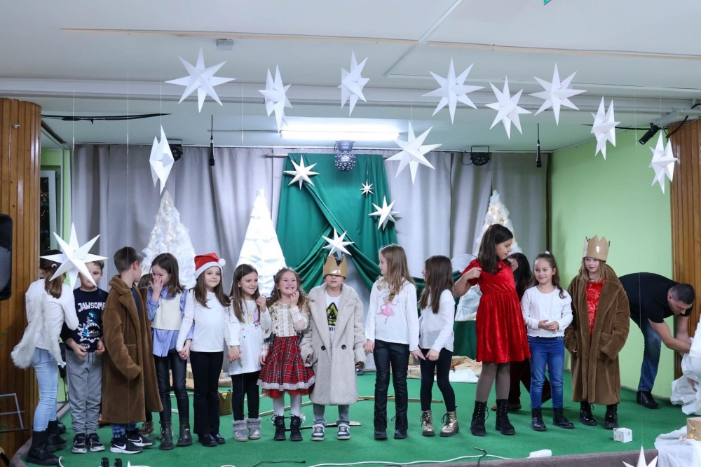 Učenici Osnovne škole Lipik priredbom stavili naglasak na prave božićne vrijednosti