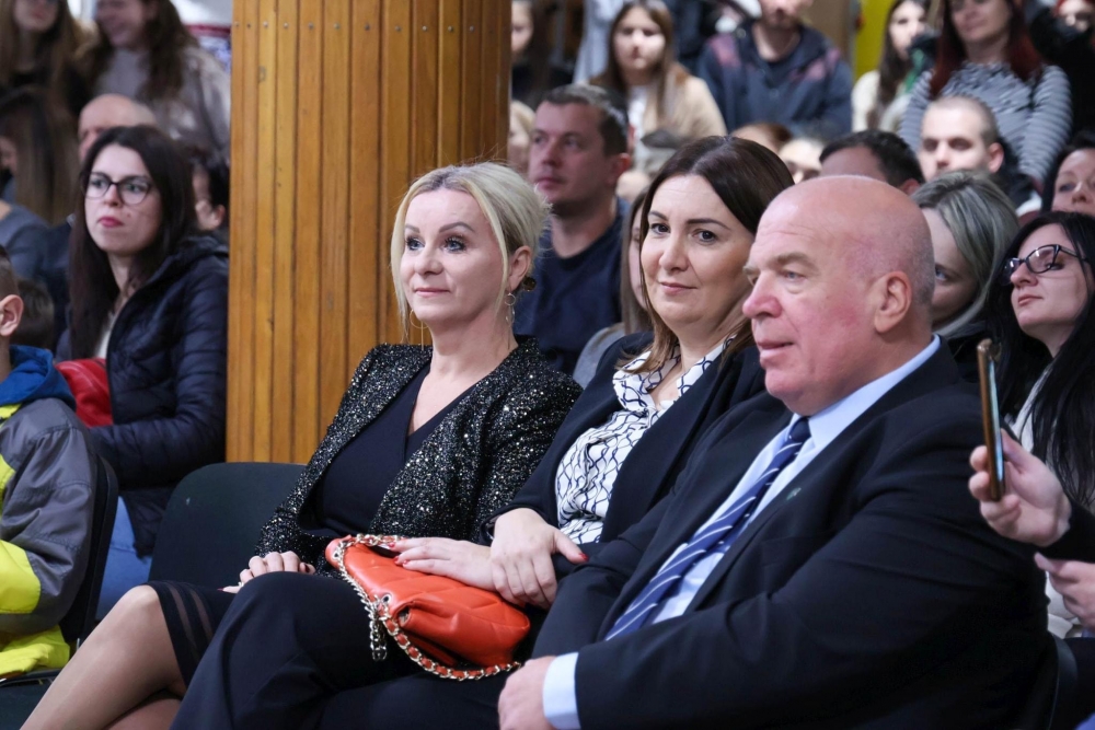 Učenici Osnovne škole Lipik priredbom stavili naglasak na prave božićne vrijednosti