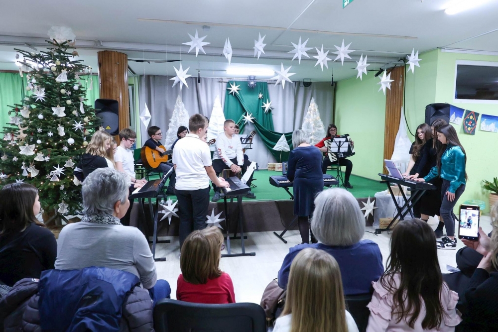 Učenici Osnovne škole Lipik priredbom stavili naglasak na prave božićne vrijednosti