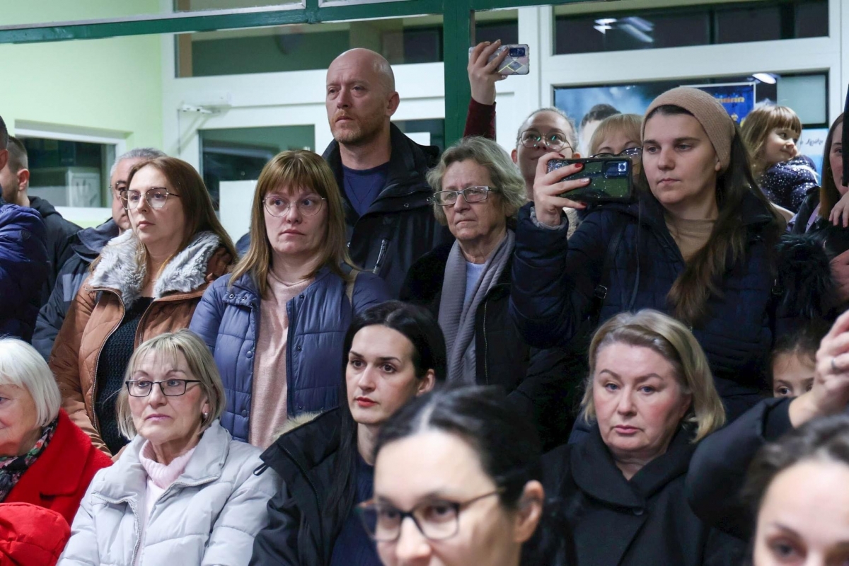 Učenici Osnovne škole Lipik priredbom stavili naglasak na prave božićne vrijednosti