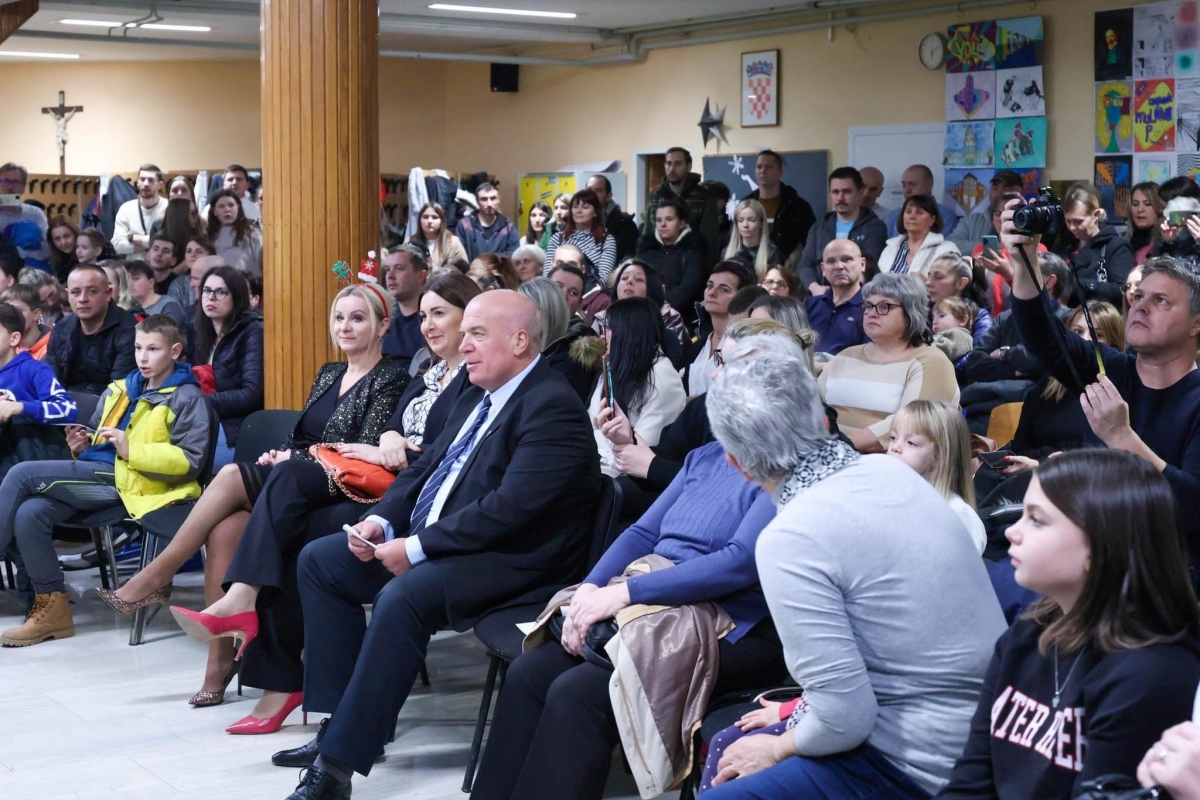 Učenici Osnovne škole Lipik priredbom stavili naglasak na prave božićne vrijednosti