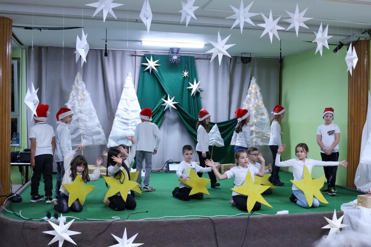 Učenici Osnovne škole Lipik priredbom stavili naglasak na prave božićne vrijednosti