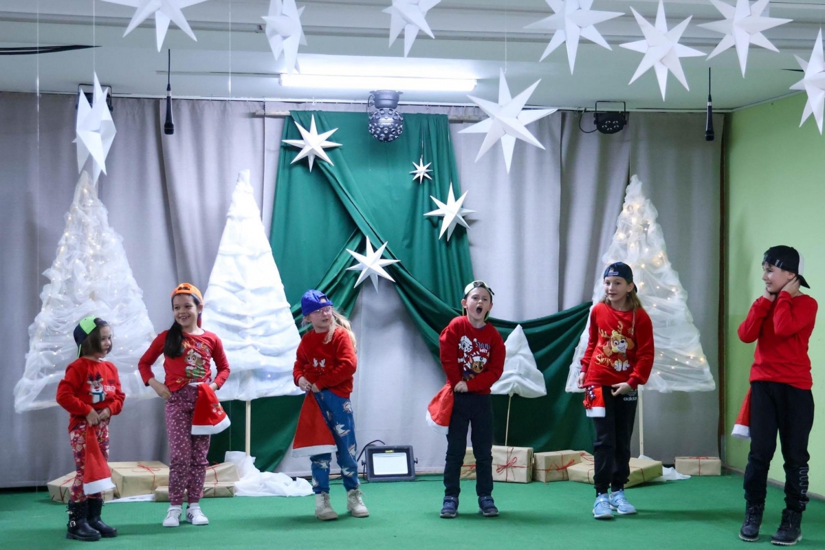 Učenici Osnovne škole Lipik priredbom stavili naglasak na prave božićne vrijednosti