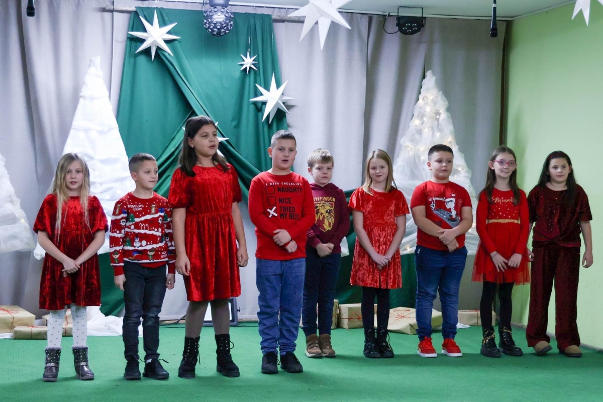 Učenici Osnovne škole Lipik priredbom stavili naglasak na prave božićne vrijednosti