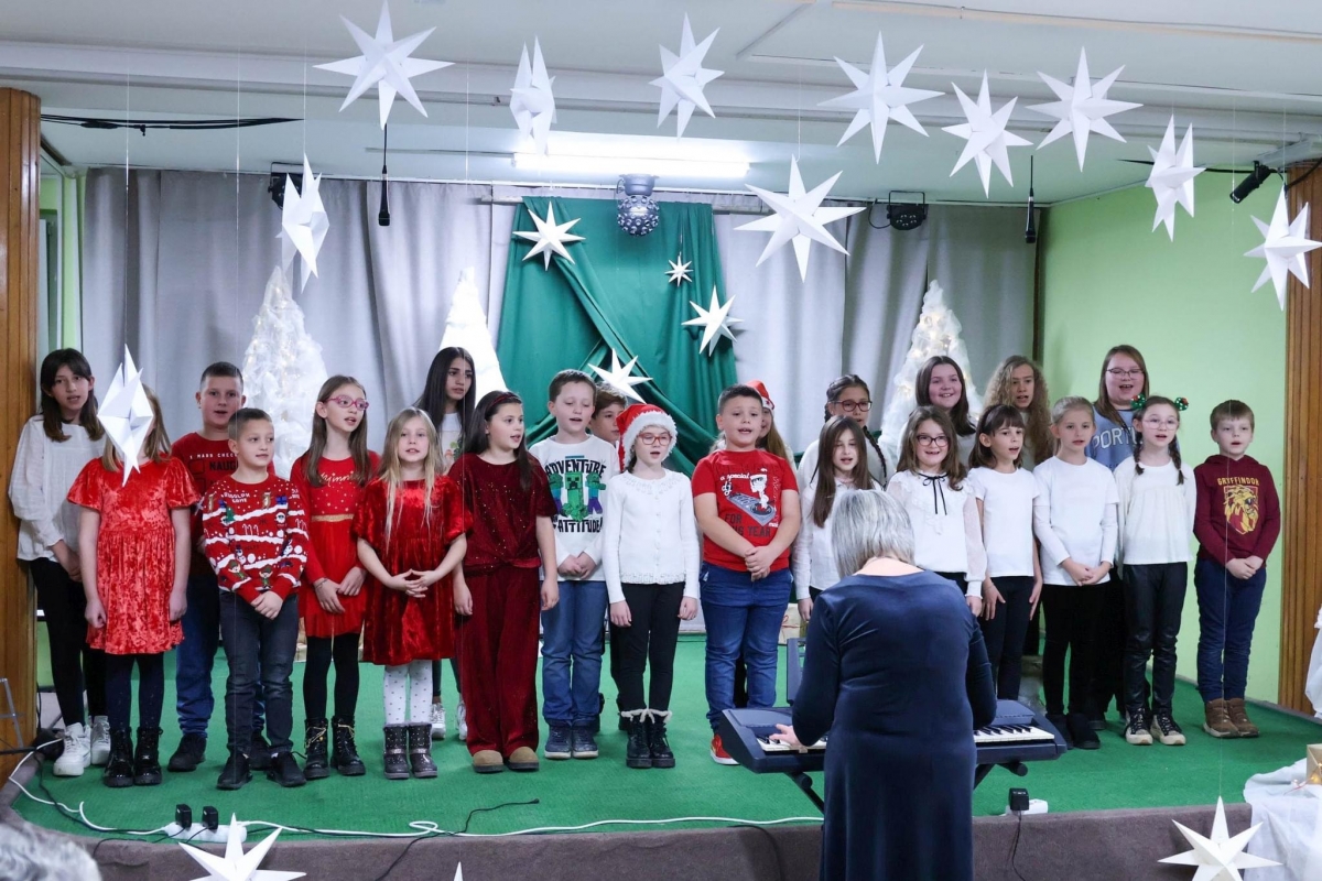 Učenici Osnovne škole Lipik priredbom stavili naglasak na prave božićne vrijednosti