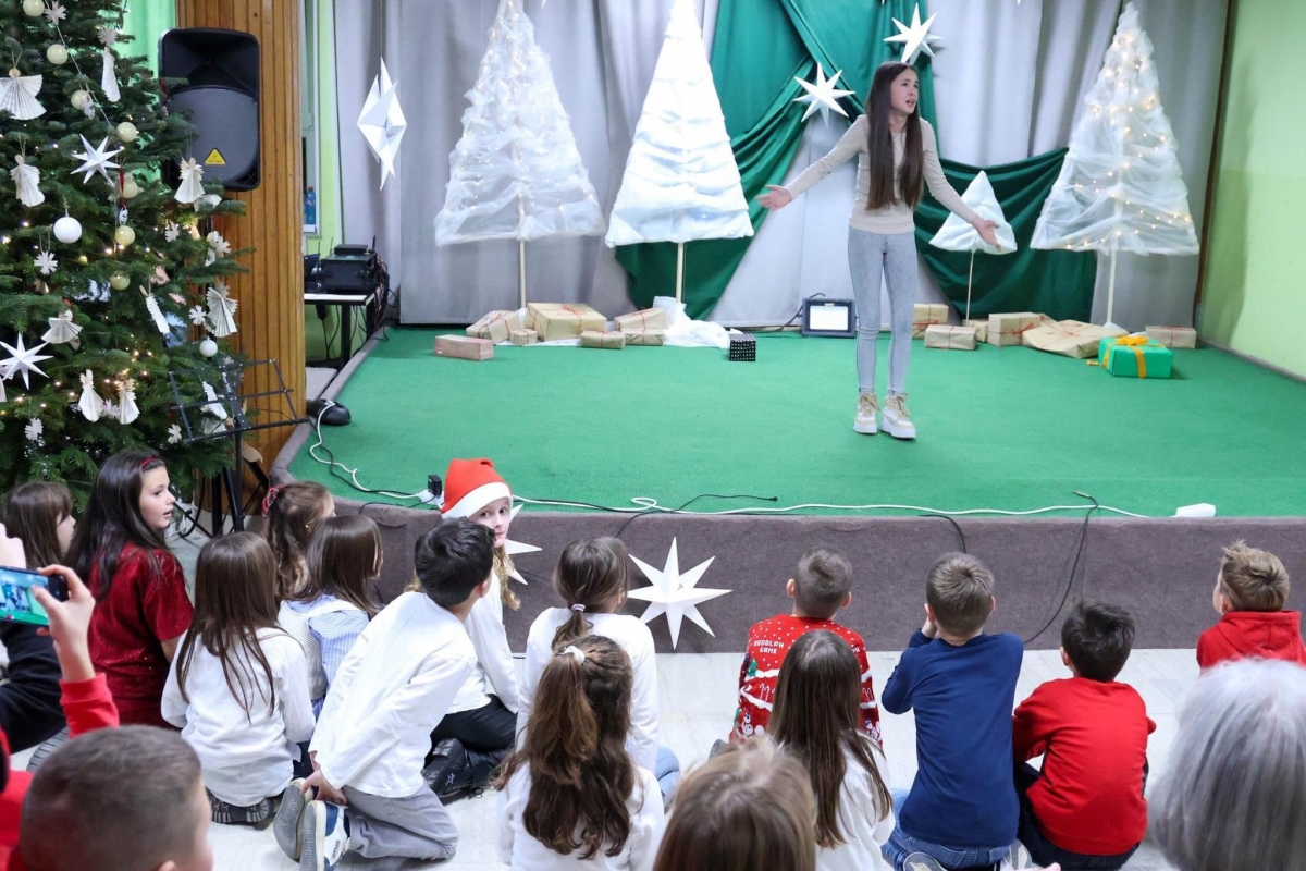 Učenici Osnovne škole Lipik priredbom stavili naglasak na prave božićne vrijednosti