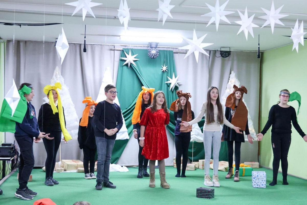 Učenici Osnovne škole Lipik priredbom stavili naglasak na prave božićne vrijednosti