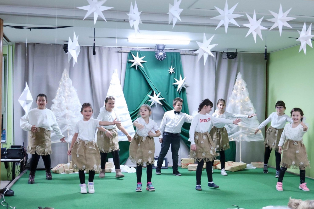 Učenici Osnovne škole Lipik priredbom stavili naglasak na prave božićne vrijednosti