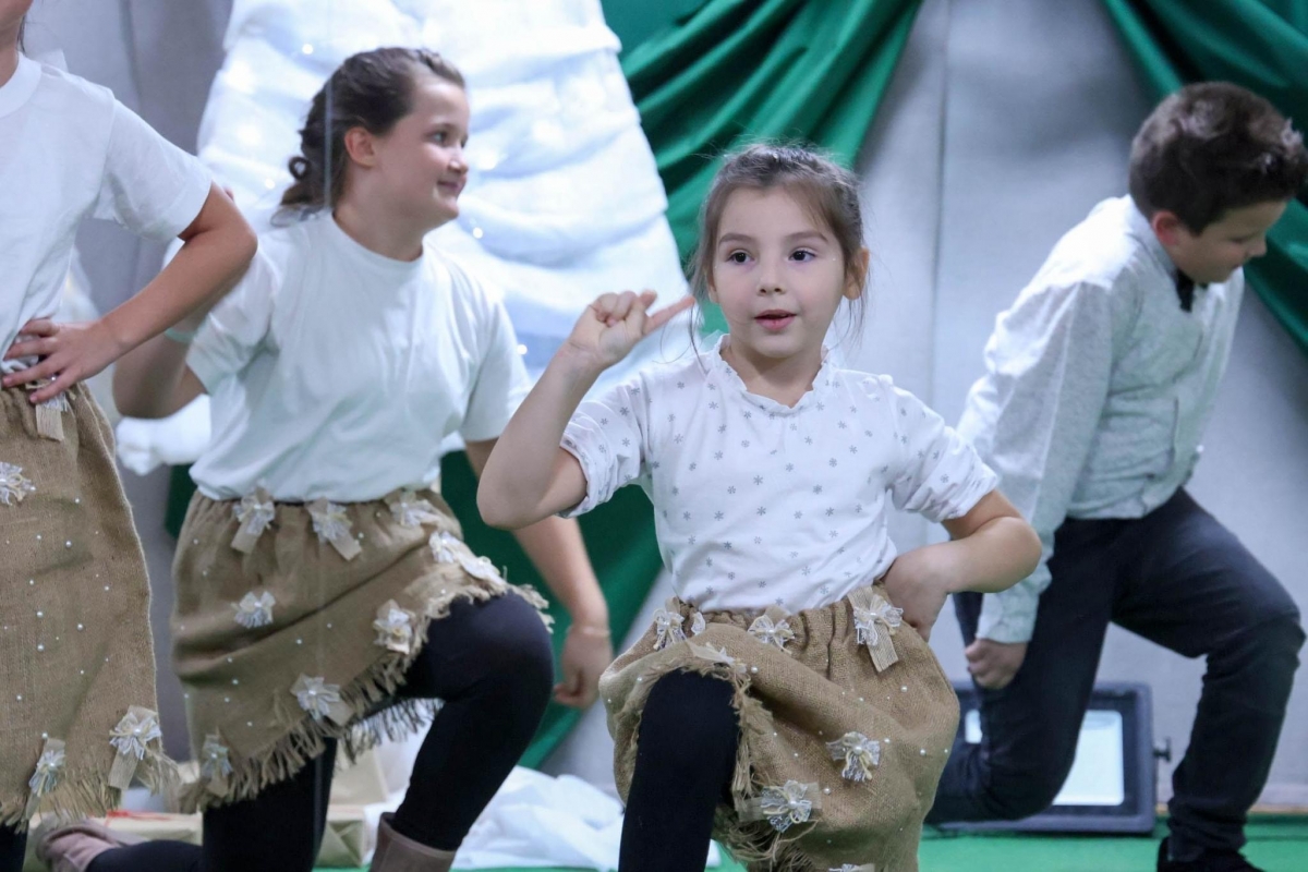 Učenici Osnovne škole Lipik priredbom stavili naglasak na prave božićne vrijednosti