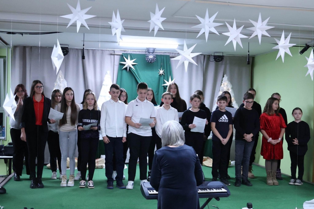 Učenici Osnovne škole Lipik priredbom stavili naglasak na prave božićne vrijednosti