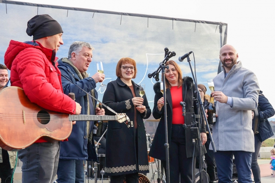 Pleternica: Točno u podne pušteni baloni dobrih želja za novu 2024. godinu