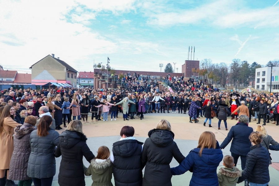 Pleternica: Točno u podne pušteni baloni dobrih želja za novu 2024. godinu