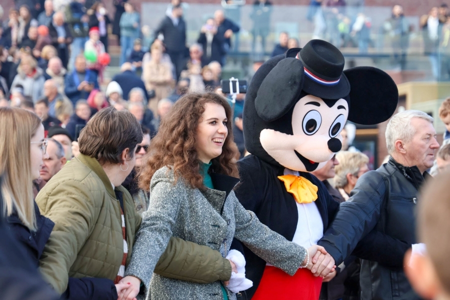 Pleternica: Točno u podne pušteni baloni dobrih želja za novu 2024. godinu