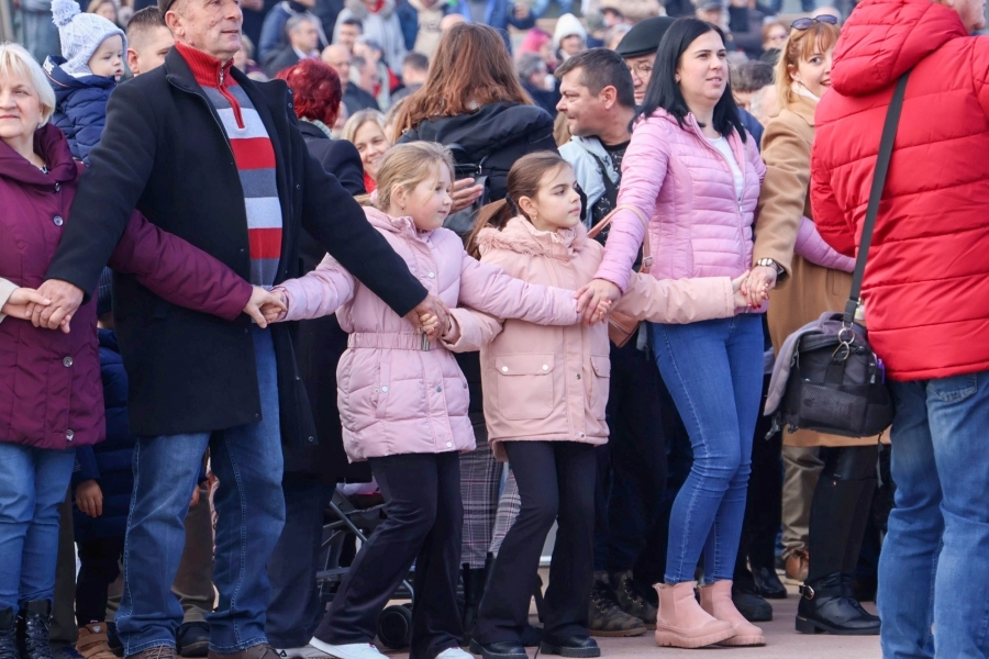Pleternica: Točno u podne pušteni baloni dobrih želja za novu 2024. godinu