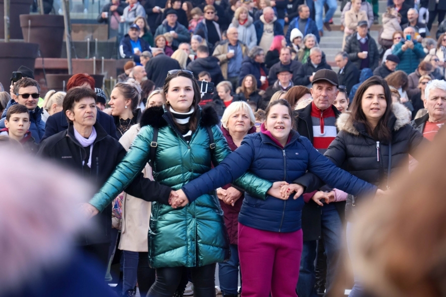 Pleternica: Točno u podne pušteni baloni dobrih želja za novu 2024. godinu