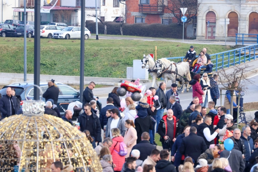 Pleternica: Točno u podne pušteni baloni dobrih želja za novu 2024. godinu