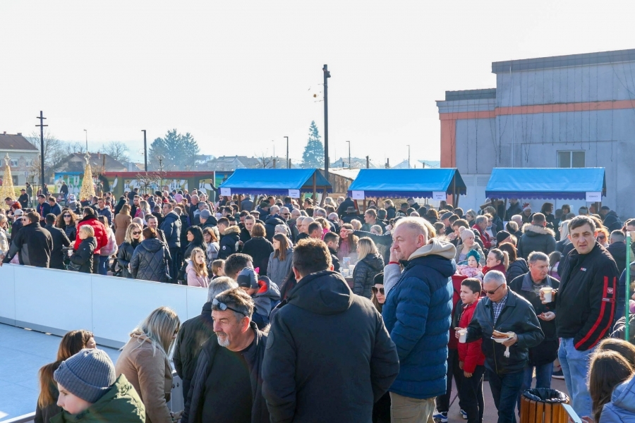Pleternica: Točno u podne pušteni baloni dobrih želja za novu 2024. godinu