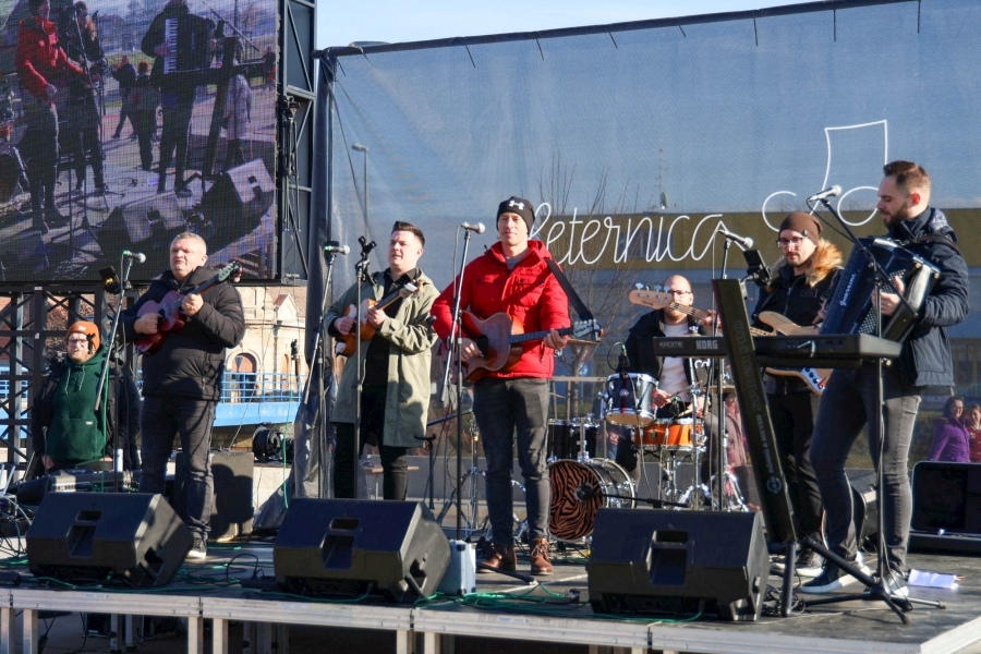 Pleternica: Točno u podne pušteni baloni dobrih želja za novu 2024. godinu