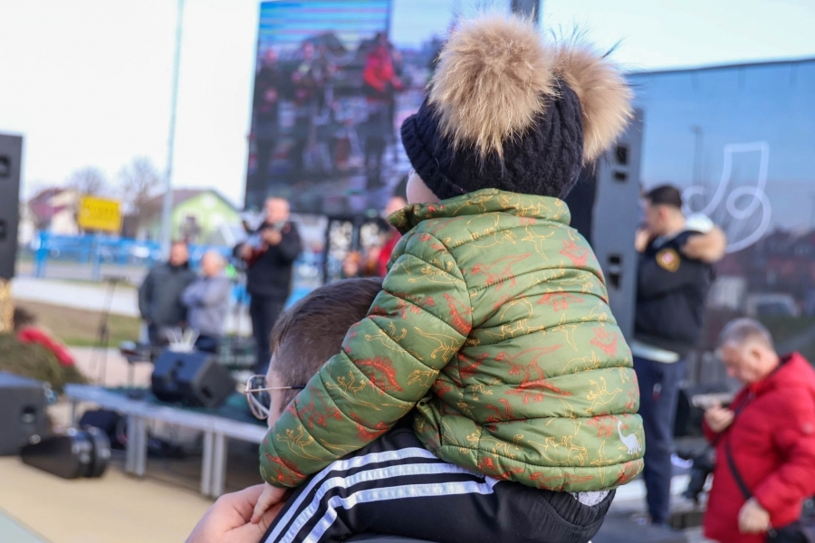 Pleternica: Točno u podne pušteni baloni dobrih želja za novu 2024. godinu
