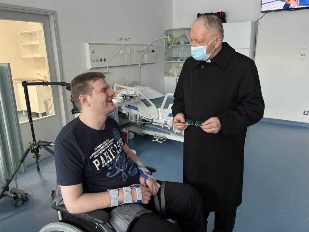 Luka se prošlo ljeto ozlijedio na susretu mladih u Portugalu te se liječi u toplicama gdje ga je posjetio biskup