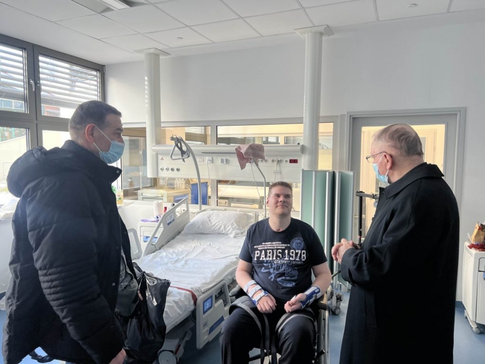 Luka se prošlo ljeto ozlijedio na susretu mladih u Portugalu te se liječi u toplicama gdje ga je posjetio biskup