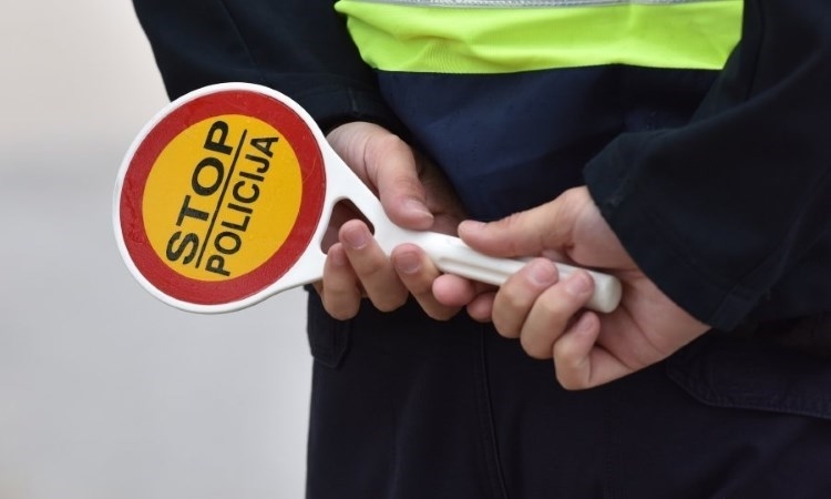 Policajac u Slavoniji skrivio prometnu nesreću pa pokušao podmititi drugu osobu da preuzme krivnju. Udaljen je iz službe