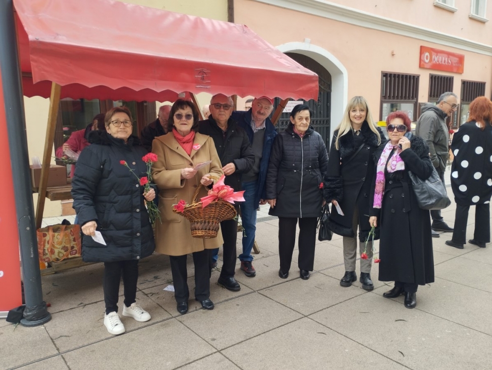 Članovi gradske organizacije SDP-a Požega čestitali Dan žena dijeljenjem karanfila