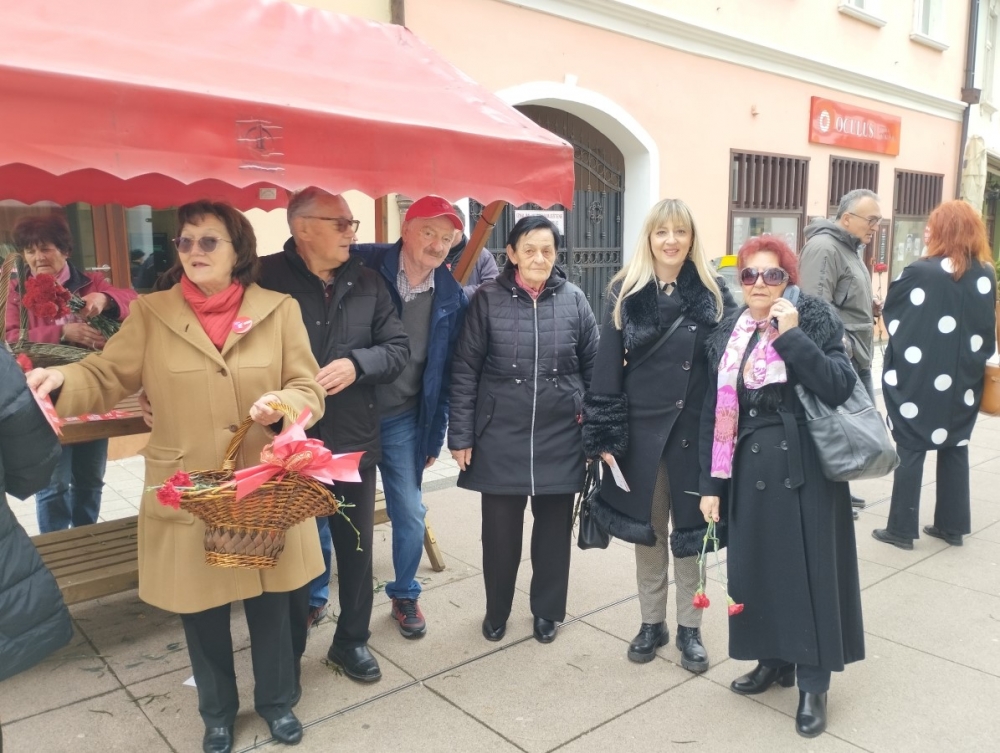 Članovi gradske organizacije SDP-a Požega čestitali Dan žena dijeljenjem karanfila