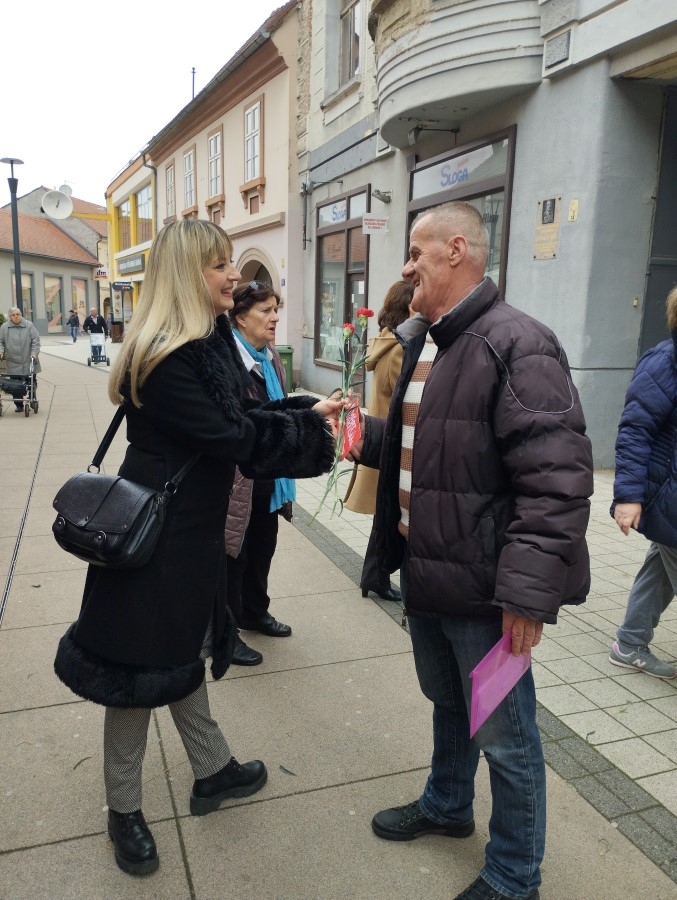 Članovi gradske organizacije SDP-a Požega čestitali Dan žena dijeljenjem karanfila