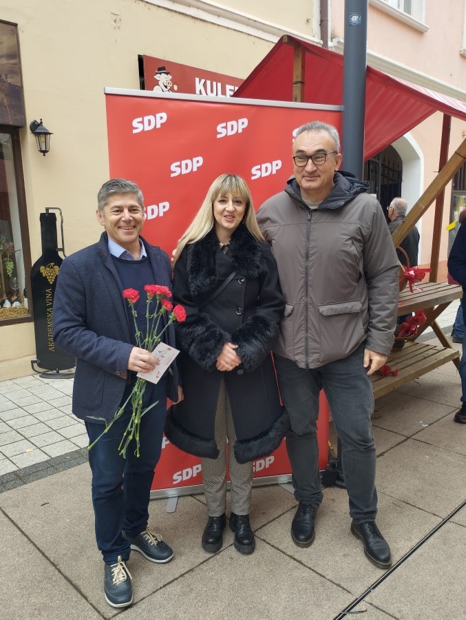 Članovi gradske organizacije SDP-a Požega čestitali Dan žena dijeljenjem karanfila