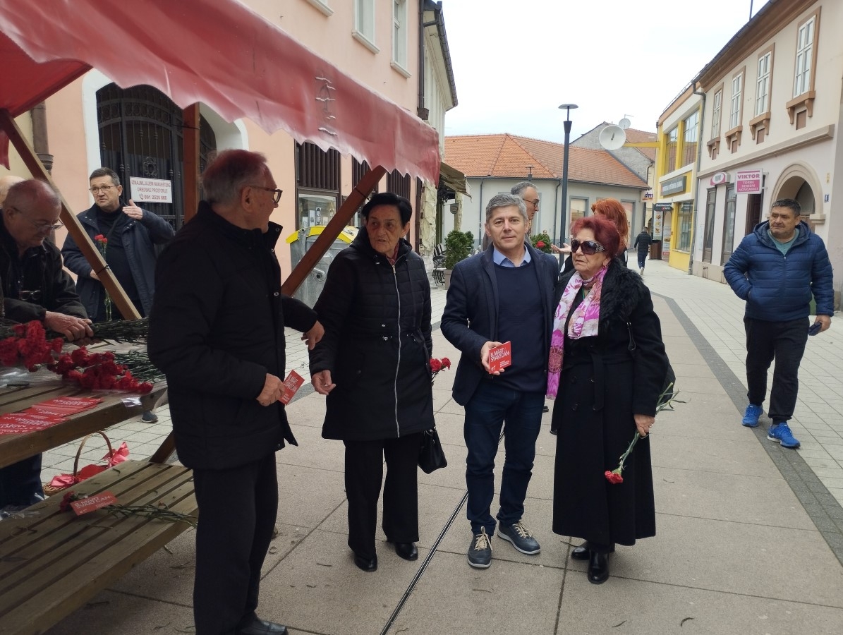 Članovi gradske organizacije SDP-a Požega čestitali Dan žena dijeljenjem karanfila