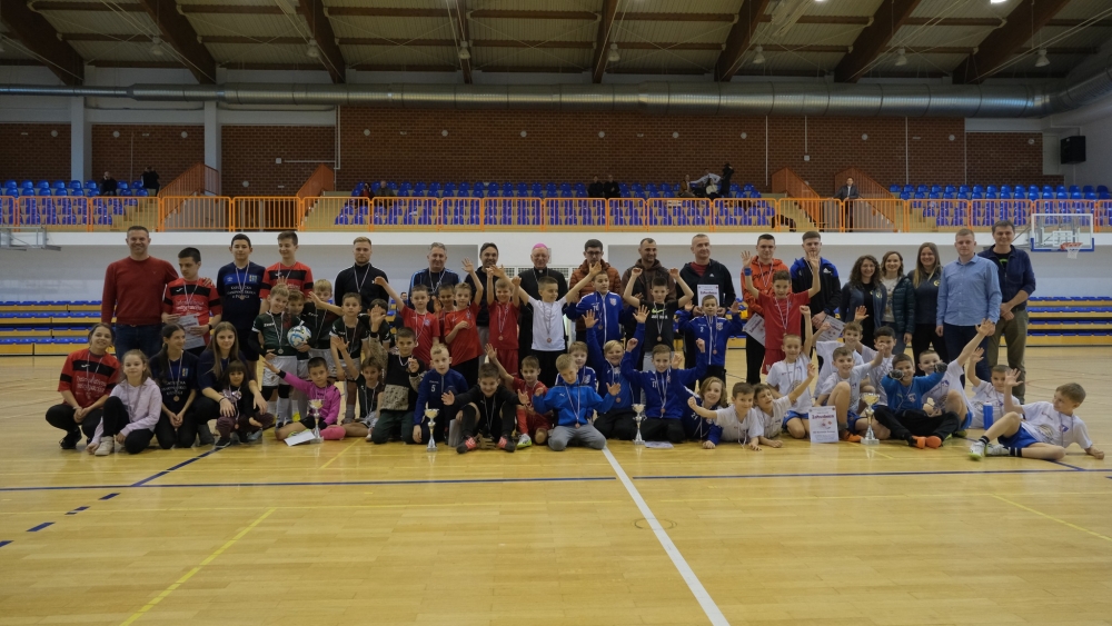 Požeška Katolička gimnazija organizirala humanitarni malonogometni turnir ’Nisi sam’