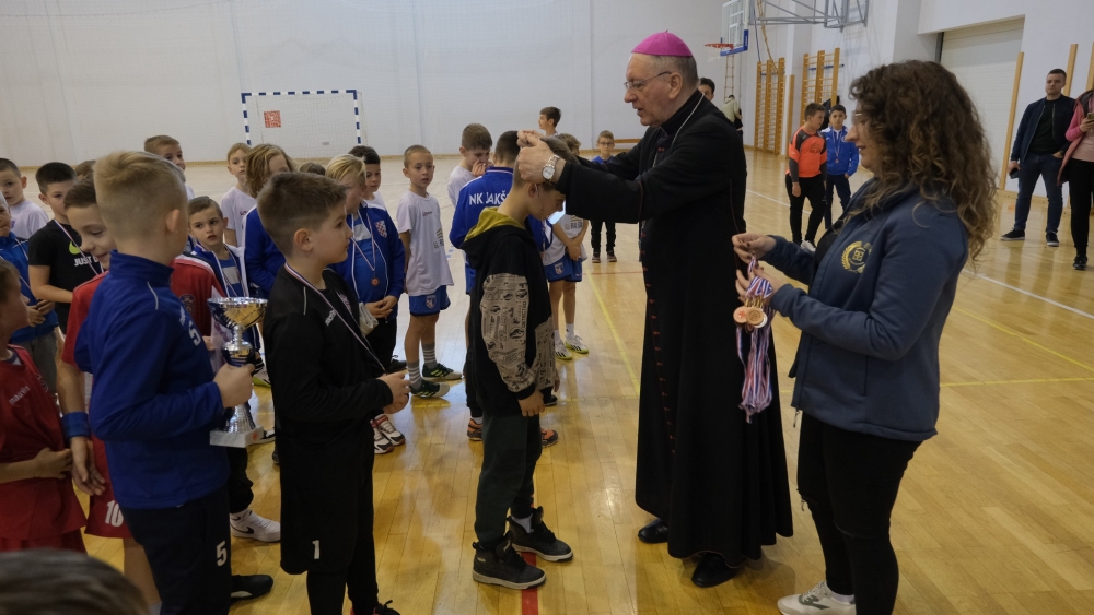 Požeška Katolička gimnazija organizirala humanitarni malonogometni turnir ’Nisi sam’