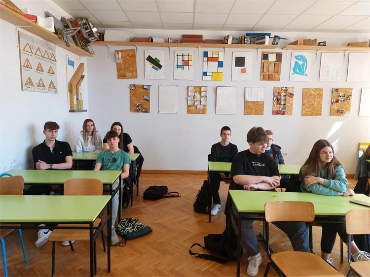 Srednjoškolcima u Pleternici i Požegi, uz održana preventivna predavanja, predstavljena kampanja „Postani policajac/policajka“