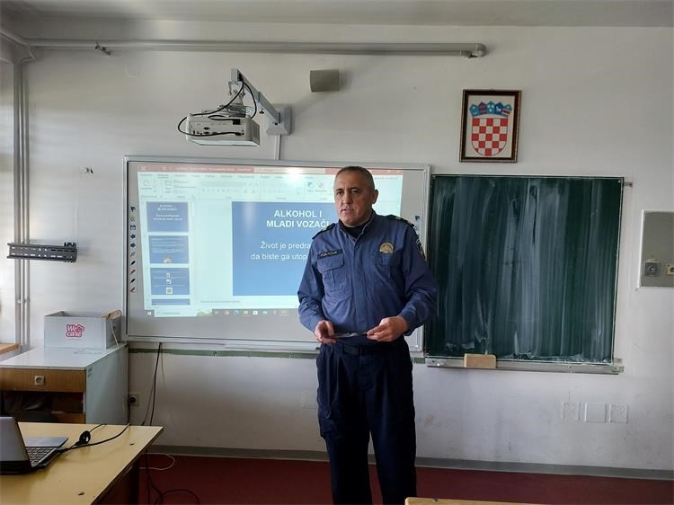 Srednjoškolcima u Pleternici i Požegi, uz održana preventivna predavanja, predstavljena kampanja „Postani policajac/policajka“