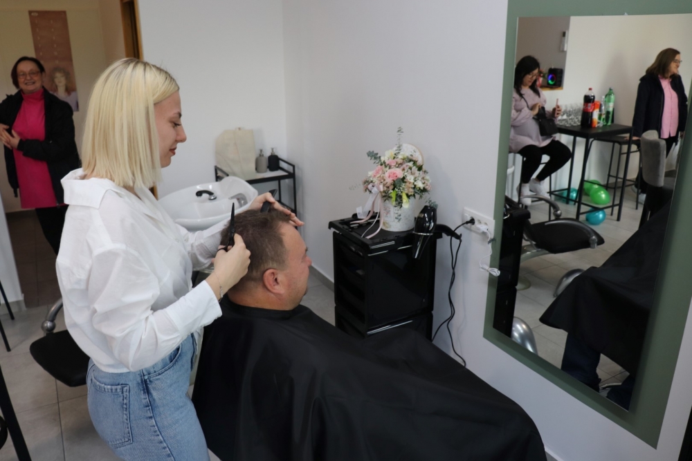 Mlada poduzetnica Stela Pritula otvorila frizerski salon u Poljani
