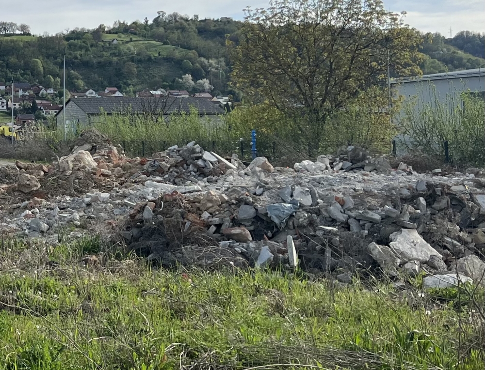 Gradsko zemljište oko kojeg se vodi spor i dalje pretrpano raznim otpadom