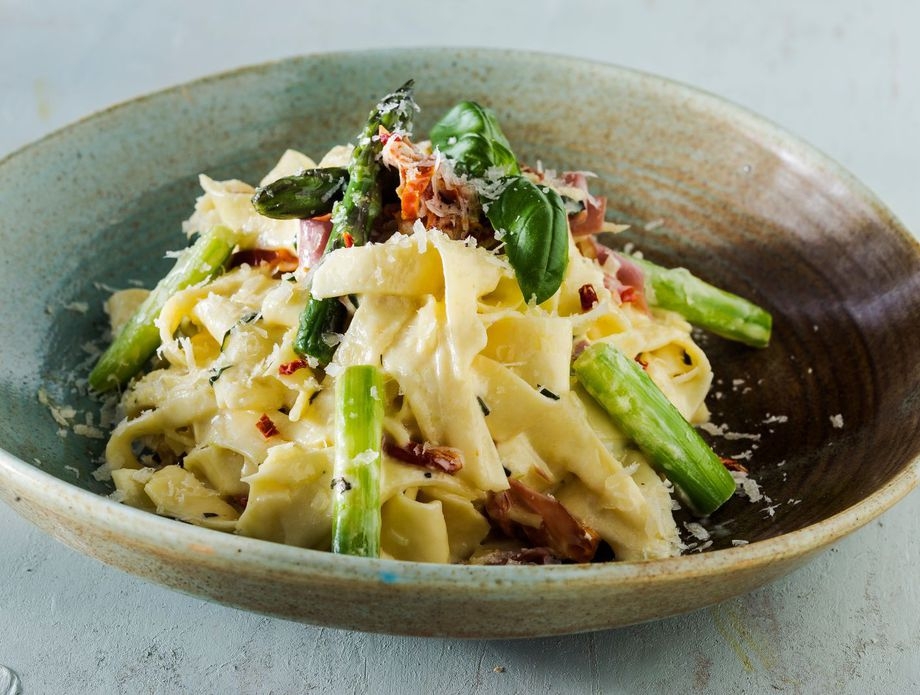 Recept za šparoge s maslacem i češnjakom uz hrskave komadiće pršuta