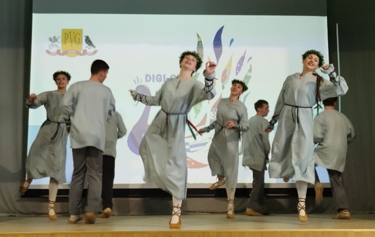 Učenice požeške Ekonomske škole u Latviji predstavljale Muzej bećarca