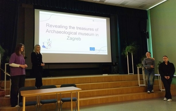 Učenice požeške Ekonomske škole u Latviji predstavljale Muzej bećarca