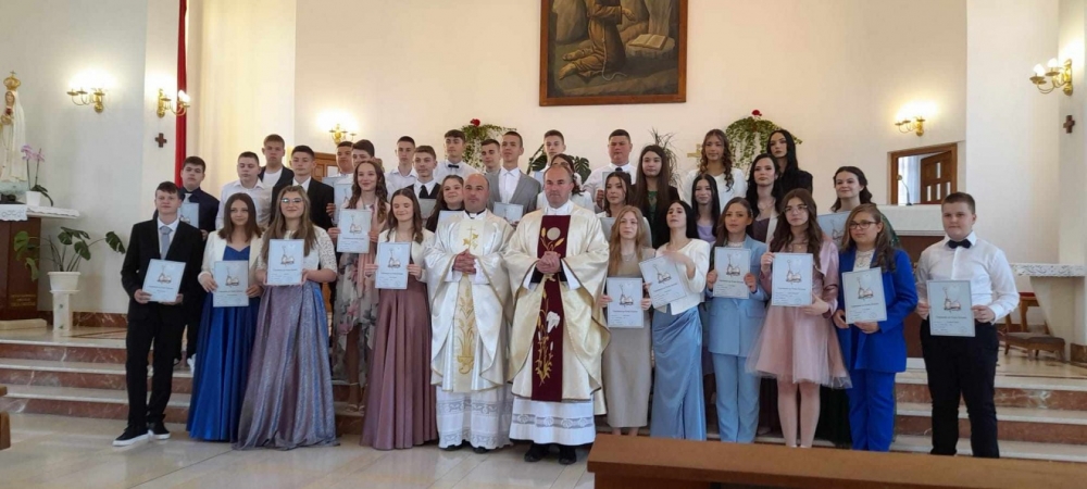 Svetu potvrdu u Lipiku primilo 34 krizmanika