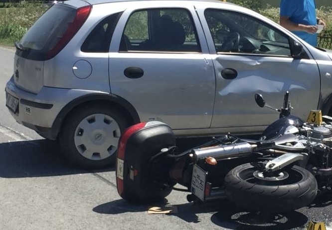 Skretala u dvorište i oduzela prednost motociklistu koji je teško ozlijeđen