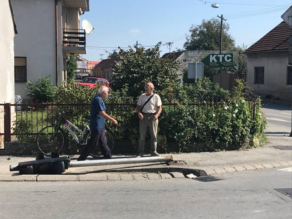 Samo u Požegi: Biciklist srušio semafor!