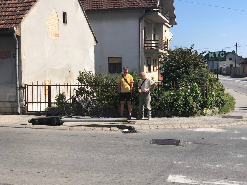 Samo u Požegi: Biciklist srušio semafor!