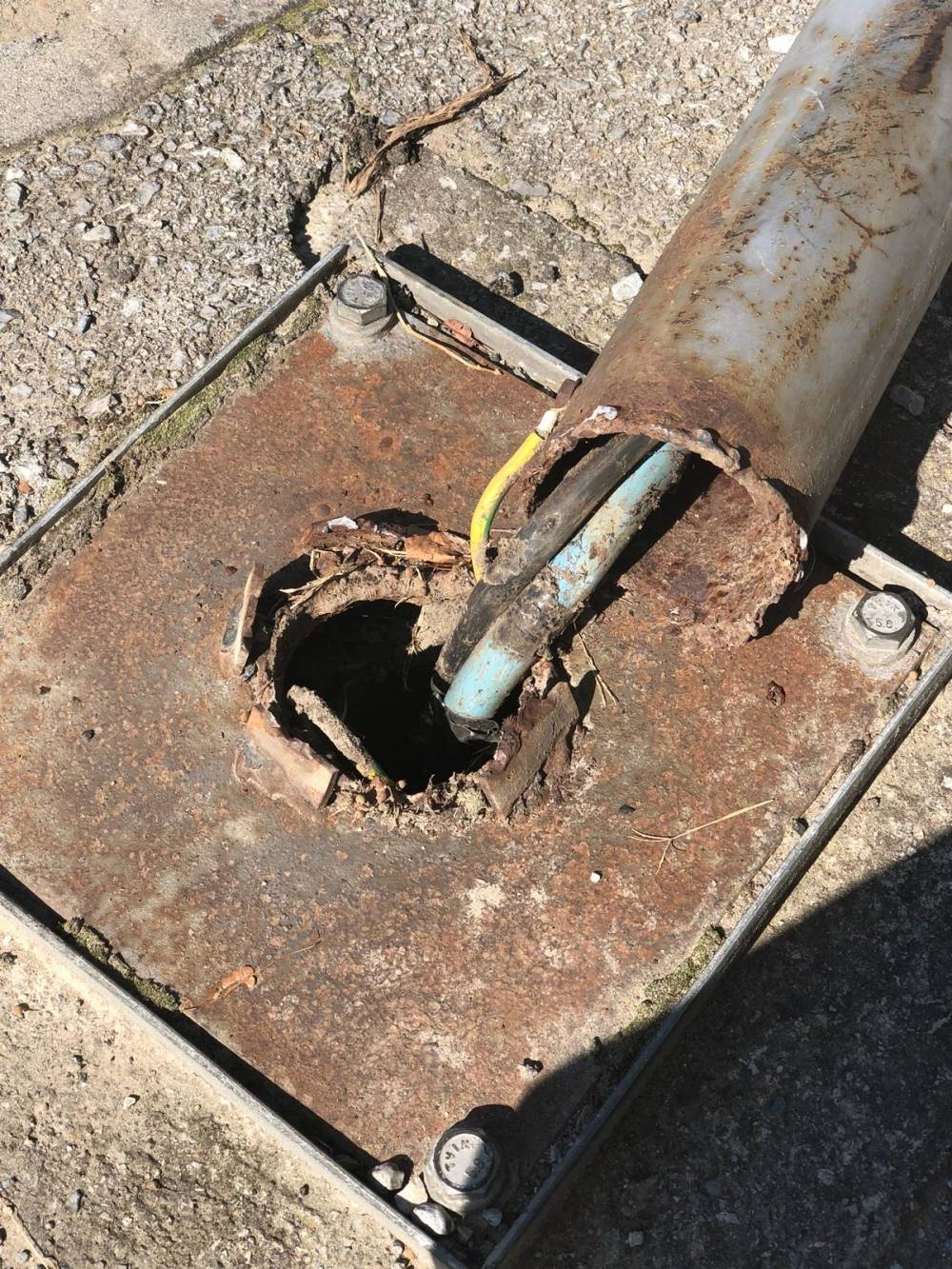 Samo u Požegi: Biciklist srušio semafor!