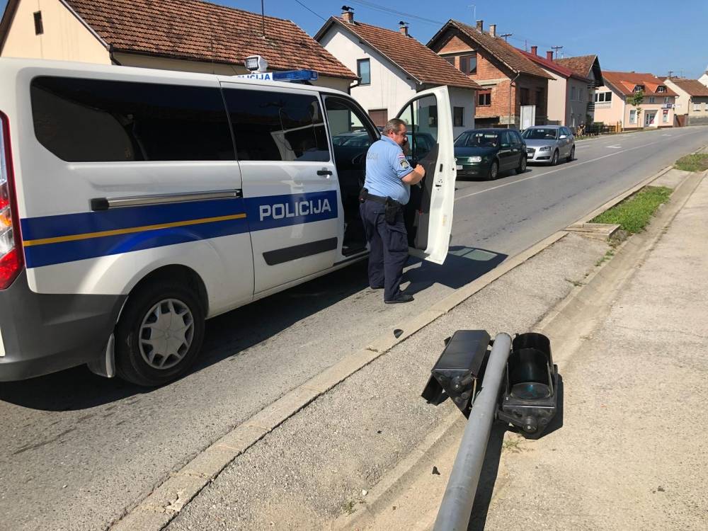 Samo u Požegi: Biciklist srušio semafor!