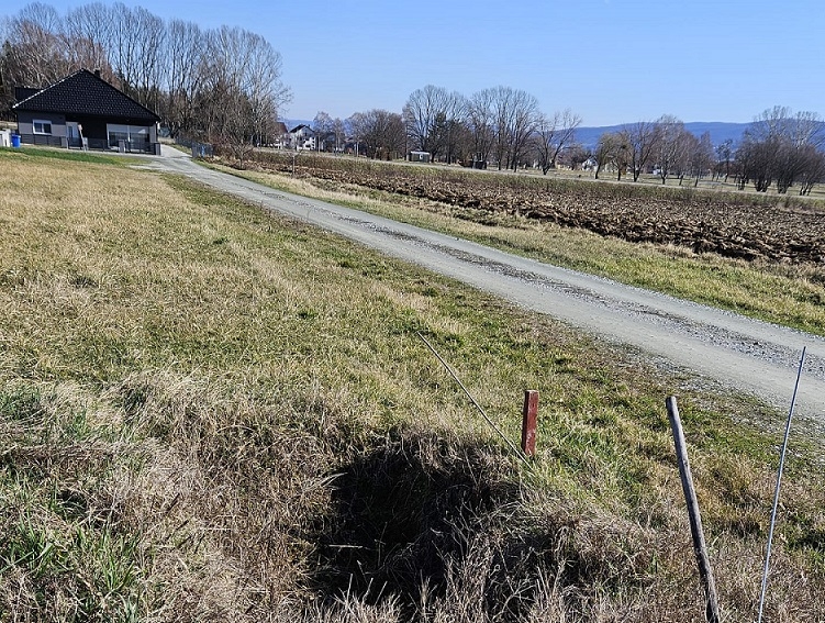 ’Živimo u gradu bez asfalta, rasvjete, nogostupa, a primorani smo sami kositi travu na javnoj površini!’